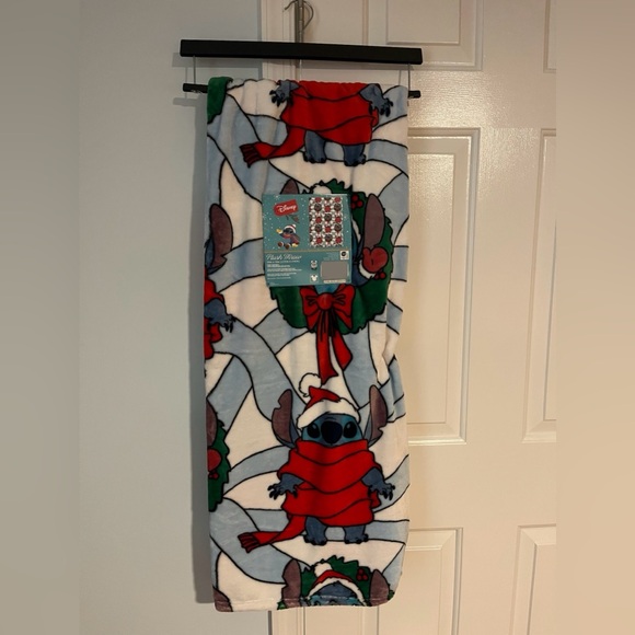 Stitch wreath blanket Christmas holiday plush throw 50”x70” - Picture 2 of 5